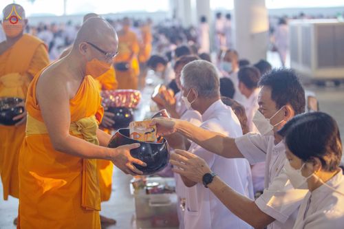 ภาพ No.76820:พิธีตักบาตรข้าวสารอาหารแห้ง  ณ บ้านแก้วเรือนทองคุณยายฯ สภาธรรมกายสากล  วัดพระธรรมกาย จ.ปทุมธานี  ในวันอาทิตย์ต้นเดือนที่ 6 มีนาคม พ.ศ. 2566