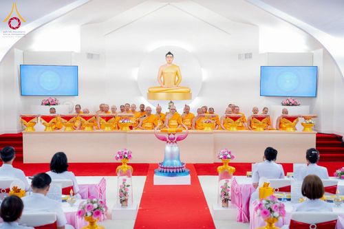 คณะสงฆ์และสาธุชนร่วมพิธีทอดผ้าป่าภายในอุโบสถที่มีพระพุทธรูปองค์ประธานเป็นศูนย์กลาง