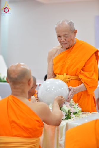 ภาพ No.294274:วันอาทิตย์ที่ 14 ธันวาคม พ.ศ.2568 พิธีเจริญพระพุทธมนต์สมโภชดวงแก้วลูกนิมิตเอก และดวงแก้วนิมิตปฏิบัติธรรม อัญเชิญประดิษฐาน  ณ วัดพระธรรมกายในประเทศสหรัฐอเมริกาและประเทศเยอรมนี 7 แห่ง ณ อาคารปลูกศรัทธา 2 วัดพระธรรมกาย