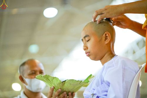 ภาพ No.78779:พิธีปลงผมนาคธรรมทายาท โครงการอบรมยุวธรรมทายาท มัชฌิมธรรมทายาท และธรรมทายาทรุ่นอุดมศึกษา ณ สภาธรรมกายสากล วัดพระธรรมกาย วันเสาร์ที่ 1 เมษายน พ.ศ. 2566