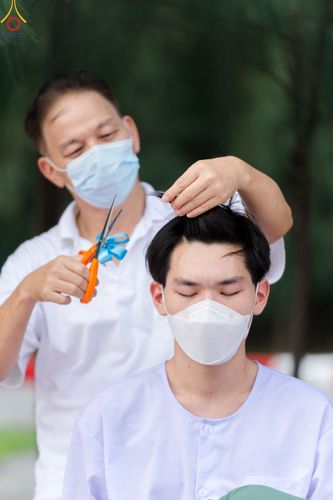 ภาพ No.82566:พิธีตัดปอยผมและปลงผมนาคธรรมทายาท ในโครงการอุปสมบทหมู่ธรรมทายาทพุทธศาสตร์สากล รุ่นที่ 7 (ภาคฤดูฝน) วันอาทิตย์ที่ 11 มิถุนายน พ.ศ. 2566 ณ  วัดพระธรรมกาย