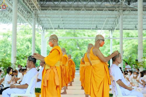ภาพ No.83572:พิธีตัดปอยผมและปลงผม ในโครงการบรรพชาอุปสมบทหมู่ ธรรมทายาทรุ่นเข้าพรรษา ณ วัดพระธรรมกาย วันอาทิตย์ที่ 16 กรกฎาคม พ.ศ.2566