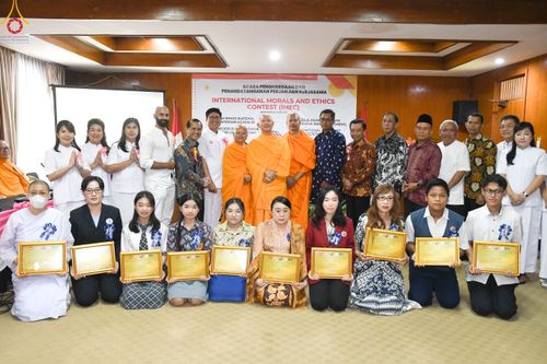 ภาพ No.82213:พิธีมอบรางวัลเกียรติยศและ การลงนามข้อตกลงความร่วมมือ (MOU)  โครงการสอบแข่งขัน  สอบตอบปัญหามงคลชีวิต 38 ประการ  ระหว่างประเทศ ในวันเสาร์ที่ 3 มิ.ย. พ.ศ.2566 ณ ห้องประชุม อวัทธนะ มหาเจดีย์บุโรพุทโธ ประเทศอินโดนีเซีย