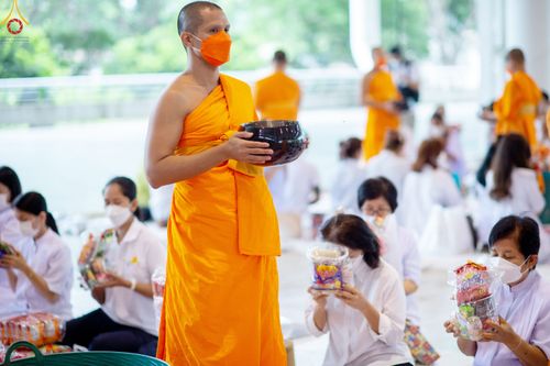 ภาพ No.80302:พิธีตักบาตรฉลองพระใหม่ ในโครงการบรรพชาอุปสมบทหมู่วันคุ้มครองโลก ณ สภาธรรมกายสากล วัดพระธรรมกาย วันอาทิตย์ที่ 16 เมษายน พ.ศ.2566