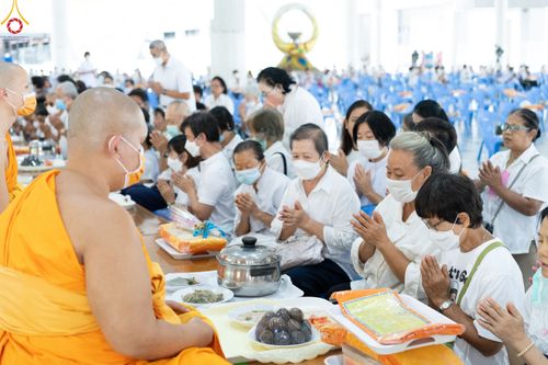 ภาพ No.84027:พิธีบุพเปตพลี ครั้งที่ 137 ร่วมอุทิศบุญกุศลแด่หมู่ญาติที่ล่วงลับไปแล้ว และสืบทอดอายุพระพุทธศาสนา ในวันจันทร์ที่ 17 กรกฎาคม พ.ศ. 2566 ณ หอฉันคุณยายอาจารย์ฯ วัดพระธรรมกาย