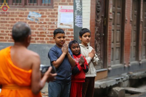 ภาพ No.317177:วันจันทร์ที่ 30 มีนาคม พ.ศ.2569 จาริกบิณฑบาตสยมภูนาทสู่พระราชวังหนุมานโดกา ประเทศเนปาล