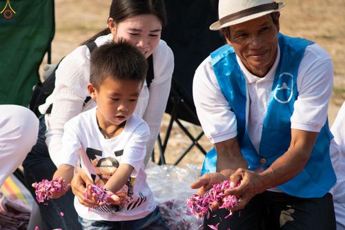 ภาพ No.295023:วันที่ 14 มกราคม พ.ศ. 2569 พิธีต้อนรับพระธรรมยาตรา อนุสรณ์สถานลำดับที่ 4  สถานที่เกิดด้วยกายธรรม ณ วัดโบสถ์บน ต.บางคูเวียง จ.นนทบุรี ในโครงการธรรมยาตรา กตัญญูบูชา มหาปูชนียาจารย์ พระมงคลเทพมุนี(สด จนฺทสโร) พระผู้ปราบมาร อนุสรณ์สถาน 7 แห่ง ปีที่ 14