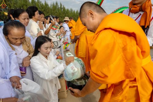 ภาพ No.302691:วันที่ 24 มกราคม พ.ศ. 2569 พิธีตักบาตรพระธรรมยาตรา(ภาพชุดที่ 2) ณ อนุสรณ์สถานลำดับที่ 5 สถานที่เผยแผ่วิชชาธรรมกายครั้งแรก อนุสรณ์สถานบางปลา วัดบางปลา อำเภอบางเลน จังหวัดนครปฐม ในโครงการธรรมยาตรา กตัญญูบูชา มหาปูชนียาจารย์ พระมงคลเทพมุนี(สด จนฺทสโร) พระผู