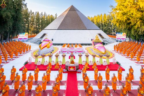 ภาพ No.290062:วันที่ 6 มกราคม พ.ศ. 2569 พิธีจุดประทีปถวายเป็นพุทธบูชา และบูชาธรรมมหาปูชนียาจารย์ (ภาพชุดที่ 2) ณ อนุสรณ์สถานมหาวิหารพระมงคลเทพมุนี (โลตัสแลนด์) อ.สองพี่น้อง จ.สุพรรณบุรี ในโครงการธรรมยาตรา กตัญญูบูชา มหาปูชนียาจารย์ พระมงคลเทพมุนี(สด จนฺทสโร) พระผู้ปรา