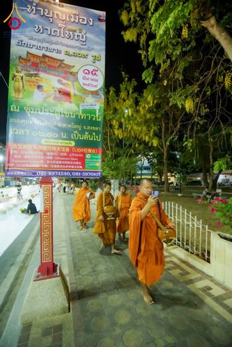 ภาพ No.313810:วันอาทิตย์ที่ 14 มีนาคม พ.ศ. 2569 ทำบุญเมืองหาดใหญ่ตักบาตรพระ 1,109 รูป เติมบุญใหญ่ หลังวิกฤตมหาอุทกภัย ณ ซุ้มประตูไชน่าทาวน์ ถนนศุภสารรังสรรค์ อ.หาดใหญ่ จ.สงขลา