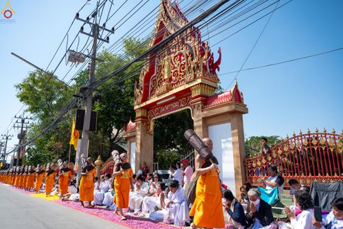 ภาพ No.304227:วันที่ 25 มกราคม พ.ศ. 2569 พิธีต้อนรับพระธรรมยาตรา  รร.สามัคคีราษฏร์บำรุง-วัดพระธรรมกาย ในโครงการธรรมยาตรา กตัญญูบูชา มหาปูชนียาจารย์ พระมงคลเทพมุนี(สด จนฺทสโร) พระผู้ปราบมาร อนุสรณ์สถาน 7 แห่ง ปีที่ 14