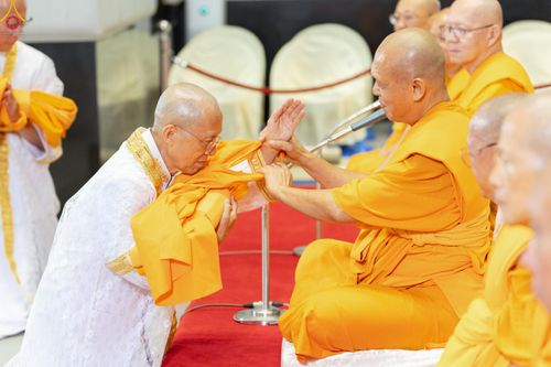 ภาพ No.330761:วันวิสาขบูชา อาทิตย์ที่ 31 พฤษภาคม พ.ศ.2569 พิธีบรรพชาสามเณรอุบาสก 11 ท่าน , พิธีถวายบาตรผ้าไตร และจตุปัจจัยไทยธรรม แด่สามเณร , พิธีอุปสมบทอุทิศชีวิต , พิธีกล่าวคำกัปปิยภัณฑ์  ณ อุโบสถพระไตรปิฎก วัดพระธรรมกาย จังหวัดปทุมธานี