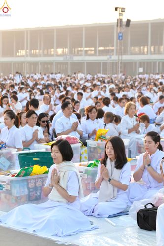 ภาพ No.279790:วันที่ 1 มกราคม พ.ศ.2569 พิธีตักบาตรในวันขึ้นปีใหม่ ณ ลานธรรม วัดพระธรรมกาย