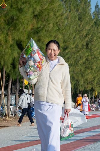 ภาพ No.292475:วันที่ 11 มกราคม พ.ศ. 2569 พิธีตักบาตรพระธรรมยาตรา ณ อนุสรณ์สถานคลองบางนางแท่น อ.สามพราน จ.นครปฐม ในโครงการธรรมยาตรา กตัญญูบูชา มหาปูชนียาจารย์ พระมงคลเทพมุนี(สด จนฺทสโร) พระผู้ปราบมาร อนุสรณ์สถาน 7 แห่ง ปีที่ 14