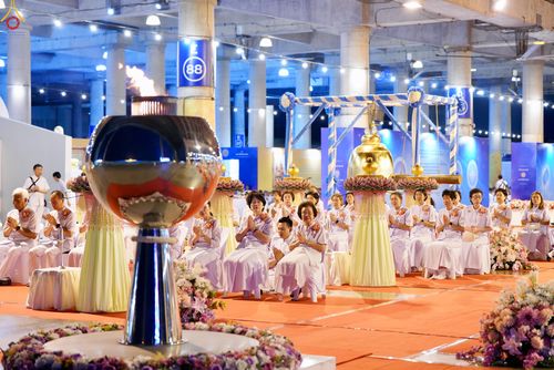 ภาพ No.331023:วันวิสาขบูชา อาทิตย์ที่ 31 พฤษภาคม พ.ศ.2569 พิธีจุดวิสาขประทีป , พิธีเวียนประทักษิณ  รอบพระมหาธรรมกายเจดีย์  และพิธีฉลองชัยสวดมนต์บทธัมมจักกัปปวัตนสูตร  ครบ 8,415,000,000 จบ ณ วัดพระธรรมกาย