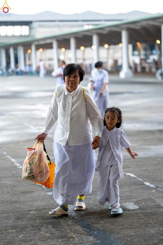 ภาพ No.311279:วันอาทิตย์ต้นเดือนที่ 1 มีนาคม พ.ศ.2569 พิธีตักบาตร และ พิธีบูชาข้าวพระ ณ สภาธรรมกายสากล วัดพระธรรมกาย