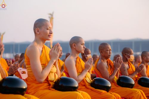 ภาพ No.279752:วันที่ 1 มกราคม พ.ศ.2569 พิธีตักบาตรในวันขึ้นปีใหม่ ณ ลานธรรม วัดพระธรรมกาย