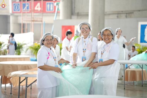 ภาพ No.325900:วันที่ 22 เมษายน พ.ศ.2569(วันคุ้มครองโลก) งานถวายมหาสังฆทาน 40,000 กว่าวัดทั่วประเทศ เจ้าหน้าที่ สาธุชน ร่วมใจจัดเตรียมภัตตาหารเพล (ชุด 2)