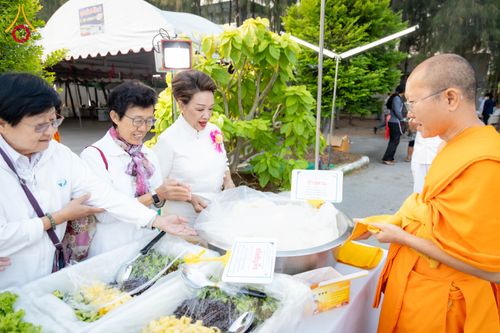 ภาพ No.293517:วันที่ 13 มกราคม พ.ศ. 2569 พิธีถวายภัตตาหารเป็นสังฆทาน แด่พระธรรมยาตรา ณ อนุสรณ์สถานมหาวิหารพระมงคลเทพมุนี (โลตัสแลนด์) อ.สองพี่น้อง จ.สุพรรณบุรี ในโครงการธรรมยาตรา กตัญญูบูชา มหาปูชนียาจารย์ พระมงคลเทพมุนี(สด จนฺทสโร) พระผู้ปราบมาร อนุสรณ์สถาน 7 แห่ง ปี