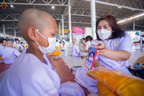 ภาพ No.79378:พิธีขอขมา มอบบาตรและผ้าไตร ในโครงการบรรพชาสามเณรฟื้นฟูพระพุทธศาสนาทั่วไทย โครงการอบรมยุวธรรมทายาท มัชฌิมธรรมทายาท และธรรมทายาทรุ่นอุดมศึกษา ณ สภาธรรมกายสากล วัดพระธรรมกาย วันเสาร์ที่ 1 เมษายน พ.ศ. 2566