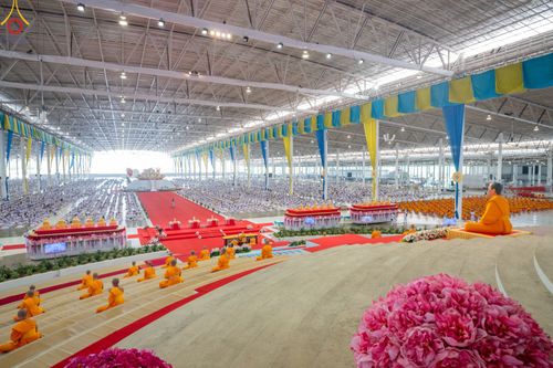 ภาพ No.79029:พิธีวางแผ่นจารึกชื่อ และพิธีวางพวงมาลัยสักการะพระบรมพุทธเจ้า ณ สภาธรรมกายสากล วัดพระธรรมกาย วันที่ 2 เมษายน พ.ศ. 2566