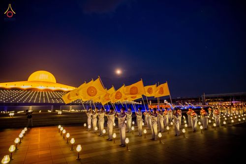 ภาพ No.81842:พิธีจุดวิสาขประทีปและเวียนประทักษิณ เนื่องในวันวิสาขบูชา วันเสาร์ที่ 3 มิถุนายน 2566 ณ ลานธรรมพระมหาธรรมกายเจดีย์ วัดพระธรรมกาย จ.ปทุมธานี