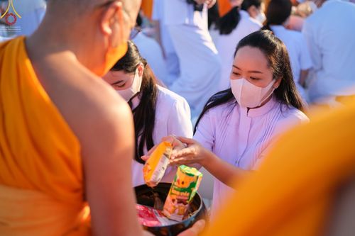 ภาพ No.68763:พิธีตักบาตรฉลองพระใหม่ วันที่ 1 มกราคม พ.ศ. 2566 ณ วัดพระธรรมกาย จ.ปทุมธานี