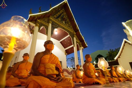 ภาพ No.73313:พิธีจุดประทีปถวายเป็นพุทธบูชา และบูชาธรรมมหาปูชนียาจารย์ ในโครงการธรรมยาตรากตัญญูบูชา มหาปูชนียาจารย์ พระมงคลเทพมุนี(สด จนฺทสโร) พระผู้ปราบมาร ปีที่ 11 ณ อนุสรณ์สถานลำดับที่ 4 สถานที่เกิดด้วยกายธรรม วัดโบสถ์ (บน) บางคูเวียง อ.บางกรวย จ.นนทบุรี วันที่ 21 