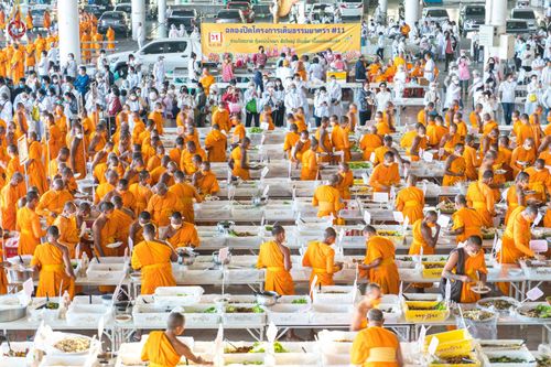 ภาพ No.75200:พิธีถวายภัตตาหารเป็นสังฆทาน แด่คณะพระธรรมยาตราฯ ในโครงการธรรมยาตรากตัญญูบูชา มหาปูชนียาจารย์ พระมงคลเทพมุนี(สด จนฺทสโร) พระผู้ปราบมาร อนุสรณ์สถาน 7 แห่ง ปีที่ 11 วันที่ 31 มกราคม พ.ศ. 2566