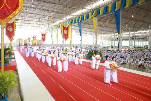 ภาพ No.92319:พิธีทอดกฐินธรรมชัยเพื่อสร้างอาคาร 115 ปี คุณยายอาจารย์มหารัตนอุบาสิกาจันทร์ ขนนกยูง อาทิตย์ต้นเดือนที่ 5 พฤศจิกายน พ.ศ. 2566 ณ วัดพระธรรมกาย จ.ปทุมธานี