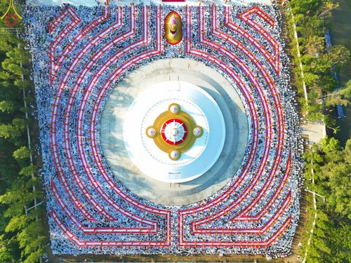 ภาพ No.70594:พิธีตักบาตรพระธรรมยาตราฯ ในโครงการธรรมยาตรากตัญญูบูชา มหาปูชนียาจารย์ พระมงคลเทพมุนี(สด จนฺทสโร) พระผู้ปราบมาร ปีที่ 11 ณ อนุสรณ์สถานลำดับที่ 2 สถานที่ตั้งมโนปณิธานบวชตลอดชีวิต อนุสรณ์สถานคลองบางนางแท่น อ.สามพราน จ.นครปฐม วันที่ 14 มกราคม พ.ศ. 2566