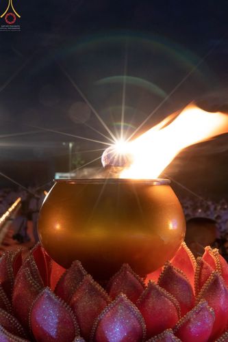 ภาพ No.70241:พิธีจุดประทีปถวายเป็นพุทธบูชา และบูชาธรรมมหาปูชนียาจารย์ ในโครงการธรรมยาตรากตัญญูบูชา มหาปูชนียาจารย์ พระมงคลเทพมุนี(สด จนฺทสโร) พระผู้ปราบมาร ปีที่ 11 ณ อนุสรณ์สถานลำดับที่ 2 สถานที่ตั้งมโนปณิธานบวชตลอดชีวิต อนุสรณ์สถานคลองบางนางแท่น อ.สามพราน จ.นครปฐม 