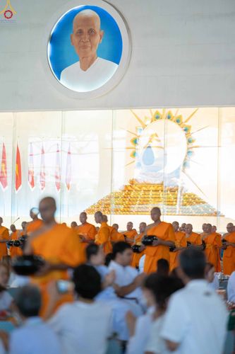 ภาพ No.345394:วันพฤหัสบดีที่ 27 สิงหาคม พ.ศ.2569 พิธีตักบาตรในวันธรรมชัย ณ สภาธรรมกายสากล วัดพระธรรมกาย ปทุมธานี