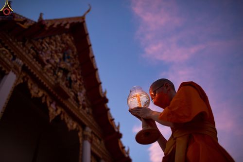 ภาพ No.73456:พิธีจุดประทีปถวายเป็นพุทธบูชา และบูชาธรรมมหาปูชนียาจารย์ ในโครงการธรรมยาตรากตัญญูบูชา มหาปูชนียาจารย์ พระมงคลเทพมุนี(สด จนฺทสโร) พระผู้ปราบมาร ปีที่ 11 ณ อนุสรณ์สถานลำดับที่ 4 สถานที่เกิดด้วยกายธรรม วัดโบสถ์ (บน) บางคูเวียง อ.บางกรวย จ.นนทบุรี วันที่ 21 