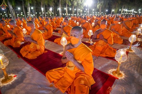 ภาพ No.69516:พิธีจุดประทีปถวายเป็นพุทธบูชา และบูชาธรรมมหาปูชนียาจารย์ ในโครงการธรรมยาตรากตัญญูบูชา มหาปูชนียาจารย์ พระมงคลเทพมุนี(สด จนฺทสโร) พระผู้ปราบมาร ปีที่ 11 ณ อนุสรณ์สถานมหาวิหารพระมงคลเทพมุนี อ.สองพี่น้อง จ.สุพรรณบุรี