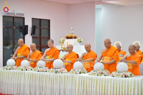 ภาพ No.294288:วันอาทิตย์ที่ 14 ธันวาคม พ.ศ.2568 พิธีเจริญพระพุทธมนต์สมโภชดวงแก้วลูกนิมิตเอก และดวงแก้วนิมิตปฏิบัติธรรม อัญเชิญประดิษฐาน  ณ วัดพระธรรมกายในประเทศสหรัฐอเมริกาและประเทศเยอรมนี 7 แห่ง ณ อาคารปลูกศรัทธา 2 วัดพระธรรมกาย