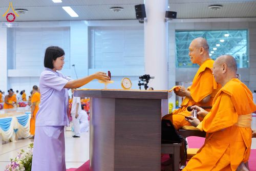 ภาพ No.338051:วันอาทิตย์ต้นเดือน 5 กรกฎาคม พ.ศ.2569 สัมมนาพิเศษ พิธีมอบพระของขวัญ ณ ห้องแก้วสารพัด1 วัดพระธรรมกาย