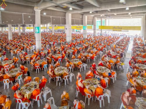 ภาพ No.323775:วันที่ 22 เมษายน พ.ศ.2569(วันคุ้มครองโลก) งานถวายมหาสังฆทาน 40,000 กว่าวัดทั่วประเทศ คณะสงฆ์ฉันภัตตาหารเพล