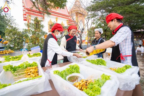 ภาพ No.293770:วันที่ 14 มกราคม พ.ศ. 2569  พิธีถวายภัตตาหารเป็นสังฆทาน แด่พระธรรมยาตรา  ณ วัดสองพี่น้อง ต.ต้นตาล อ.สองพี่น้อง จ.สุพรรณบุรี  ในโครงการธรรมยาตรา กตัญญูบูชา มหาปูชนียาจารย์  พระมงคลเทพมุนี(สด จนฺทสโร) พระผู้ปราบมาร  อนุสรณ์สถาน 7 แห่ง ปีที่ 14