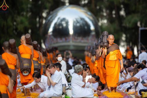 ภาพ No.105723:พิธีต้อนรับพระธรรมยาตรา ในโครงการธรรมยาตรากตัญญูบูชา มหาปูชนียาจารย์ พระมงคลเทพมุนี(สด จนฺทสโร) พระผู้ปราบมาร อนุสรณ์สถาน 7 แห่ง ปีที่ 12 วันที่ 3 มกราคม พ.ศ. 2567 ณ อนุสรณ์สถานโลตัสแลนด์ จ.สุพรรณบุรี