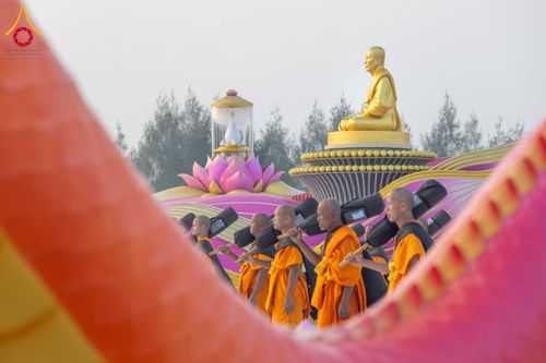 ภาพ No.299841:วันที่ 19 มกราคม พ.ศ.2569 พระธรรมยาตราปฏิบัติธรรมและถ่ายภาพหมู่ประวัติศาสตร์ ณ อนุสรณ์สถานลำดับที่ 5 สถานที่เผยแผ่วิชชาธรรมกายครั้งแรก  อนุสรณ์สถานบางปลาวัดบางปลา อ.บางเลน จ.นครปฐม ในโครงการธรรมยาตรา กตัญญูบูชา มหาปูชนียาจารย์ พระมงคลเทพมุนี(สด จนฺทสโร) 