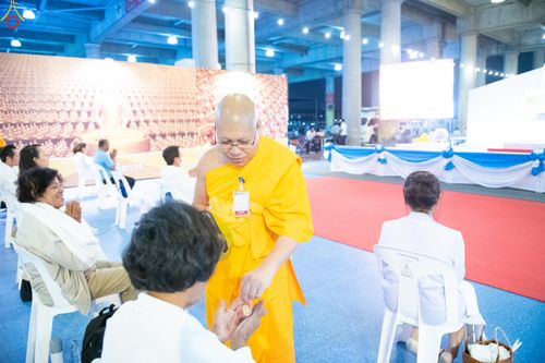 ภาพ No.280330:วันที่ 31 ธันวาคม พ.ศ.2568 -วันที่ 1 มกราคม พ.ศ.2569 พิธีฉลองชัยสวดมนต์บทธัมมจักกับปปวัตนสูตร ครบ 8,000,000,000 จบ , พิธีสวดมนต์ข้ามปี ณ วัดพระธรรมกาย