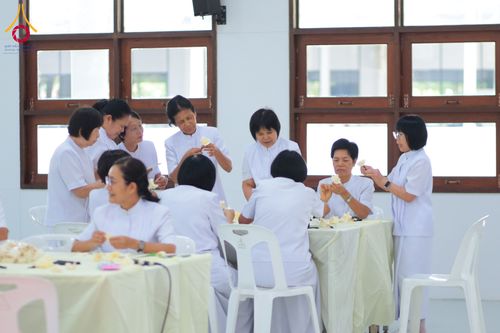 ภาพ No.327519:วันศุกร์ที่ 1 พฤษภาคม พ.ศ. 2569 รวมใจพสกนิกรชาวอำเภอคลองหลวง ประดิษฐ์ดอกไม้จันทน์ เพื่อใช้ในพิธีถวายดอกไม้จันทน์ในงานพระราชพิธีถวายพระเพลิงพระบรมศพ สมเด็จพระนางเจ้าสิริกิติ์ พระบรมราชินีนาถ พระบรมราชชนนีพันปีหลวง ณ วัดพระธรรมกาย