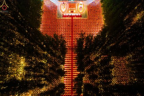 ภาพ No.69400:พิธีจุดประทีปถวายเป็นพุทธบูชา และบูชาธรรมมหาปูชนียาจารย์ ในโครงการธรรมยาตรากตัญญูบูชา มหาปูชนียาจารย์ พระมงคลเทพมุนี(สด จนฺทสโร) พระผู้ปราบมาร ปีที่ 11 ณ อนุสรณ์สถานมหาวิหารพระมงคลเทพมุนี อ.สองพี่น้อง จ.สุพรรณบุรี