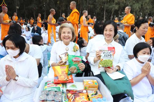 ภาพ No.289339:วันที่ 7 มกราคม พ.ศ. 2569 พิธีตักบาตรพระธรรมยาตรา ณ อนุสรณ์สถานลำดับที่ 1 สถานที่เกิดด้วยรูปกายเนื้อ อนุสรณ์สถานมหาวิหารพระมงคลเทพมุนี (โลตัสแลนด์) อ.สองพี่น้อง จ.สุพรรณบุรี ในโครงการธรรมยาตรา กตัญญูบูชา มหาปูชนียาจารย์ พระมงคลเทพมุนี(สด จนฺทสโร) พระผู้ป