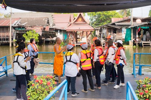 ภาพ No.300594:ภาพเบื้องหลังอาสาสมัครรวมใจ ชุดที่ 3 ในโครงการธรรมยาตรา กตัญญูบูชา มหาปูชนียาจารย์ พระมงคลเทพมุนี(สด จนฺทสโร) พระผู้ปราบมาร อนุสรณ์สถาน 7 แห่ง ปีที่ 14