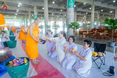 ภาพ No.336595:วันอาทิตย์ที่ 21 มิถุนายน 2569  พิธีตักบาตรพระใหม่ โครงการอุปสมบทหมู่ รุ่นผู้บริหาร  ณ วิหารคด วัดพระธรรมกาย