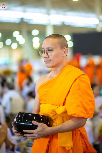 ภาพ No.337660:วันอาทิตย์ต้นเดือน 5 กรกฎาคม พ.ศ.2569 พิธีตักบาตรข้าวสารอาหารแห้ง  ณ บ้านแก้วเรือนทองคุณยายฯ วัดพระธรรมกาย