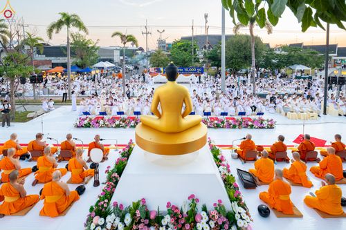 ภาพ No.282579:วันเสาร์ที่ 20 ธันวาคม พ.ศ.2568 พิธีตักบาตรพระ 10,000 รูป (ชุด 2) เนื่องในโอกาส 194 ปี จังหวัดกาญจนบุรี และอุทิศส่วนกุศลให้แด่บรรพชนทั้งหลาย บริเวณถนนสองแคว (Skywalk) เมืองกาญจนบุรี