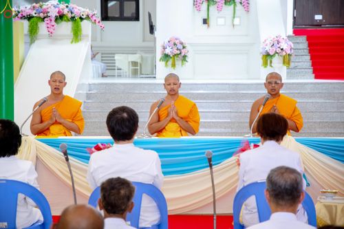 ภาพ No.330940:วันวิสาขบูชา อาทิตย์ที่ 31 พฤษภาคม พ.ศ.2569 พิธีบรรพชาสามเณรอุบาสก 11 ท่าน , พิธีถวายบาตรผ้าไตร และจตุปัจจัยไทยธรรม แด่สามเณร , พิธีอุปสมบทอุทิศชีวิต , พิธีกล่าวคำกัปปิยภัณฑ์  ณ อุโบสถพระไตรปิฎก วัดพระธรรมกาย จังหวัดปทุมธานี